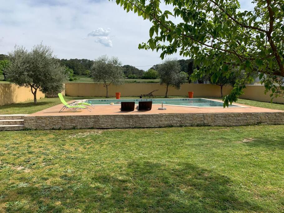 Loue Studio Dans Une Villa Avec Piscine Terrasse Saint-Theodorit Exteriér fotografie