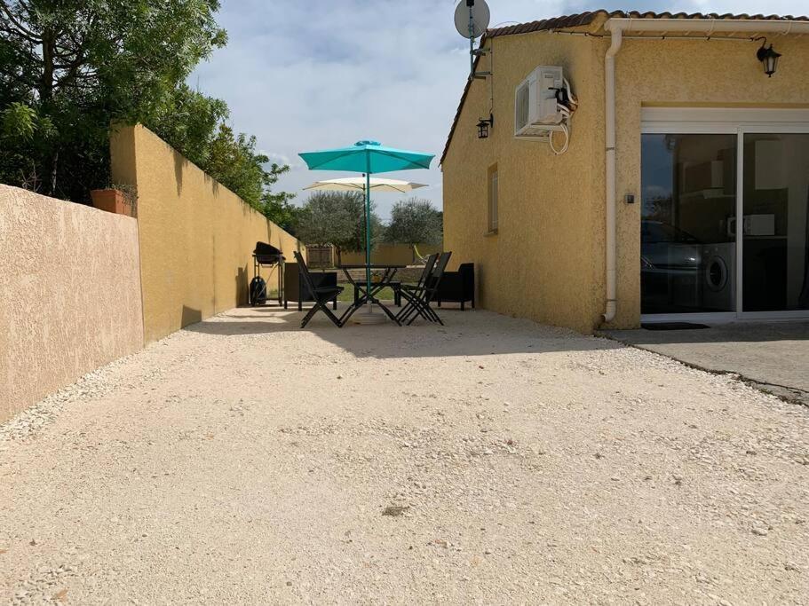 Loue Studio Dans Une Villa Avec Piscine Terrasse Saint-Theodorit Exteriér fotografie